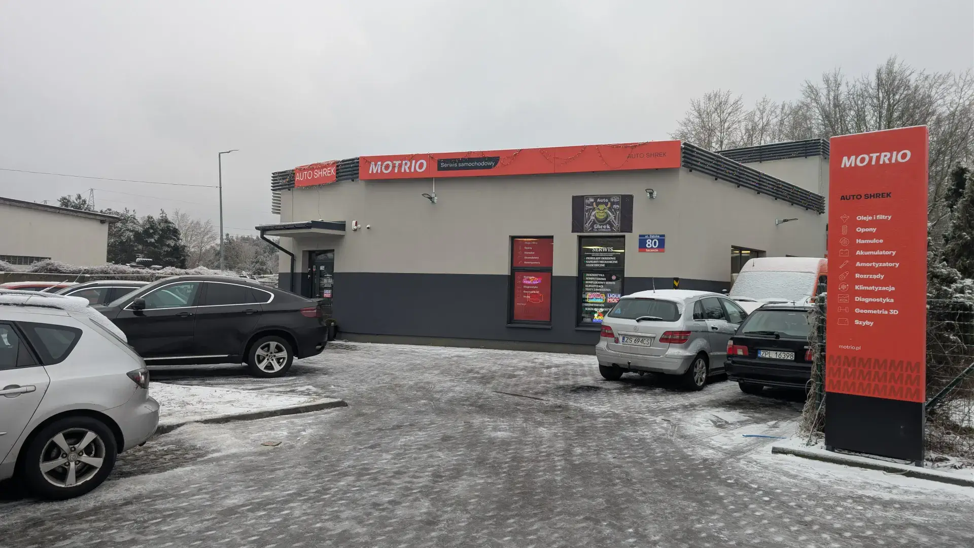 Zewnętrzny wygląd warsztatu samochodowego Autoshrek Motrio w Szczecinie przy ulicy Dąbska 80 w zimowej scenerii.
