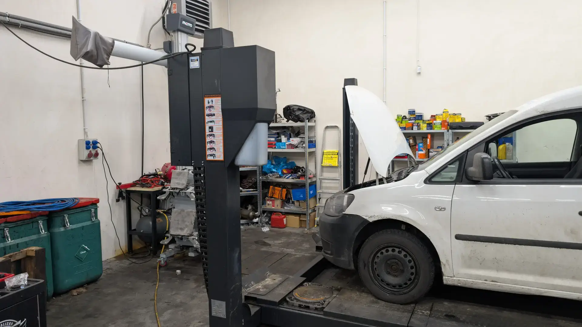 Profesjonalne ustawianie świateł i reflektorów w samochodzie przy użyciu testera diagnostycznego.