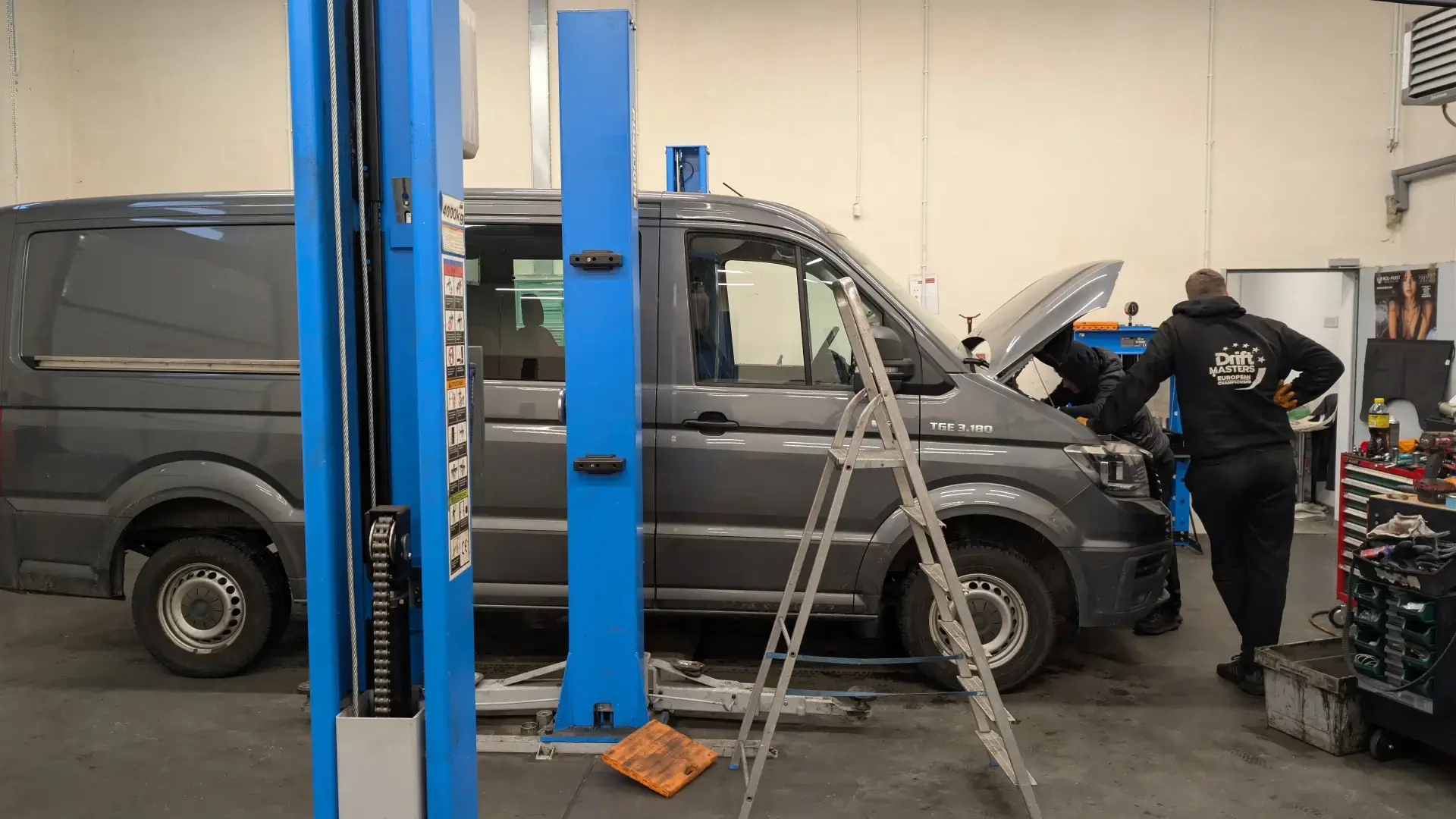 Serwis samochodu dostawczego MAN TGE na podnośniku kolumnowym w warsztacie w Szczecinie.