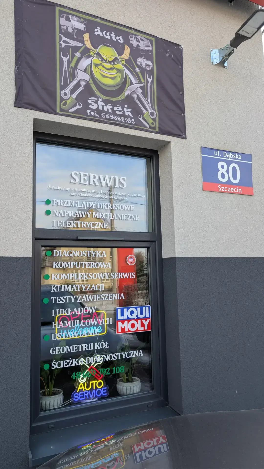 Witryna serwisu samochodowego przy ulicy Dąbska 80 w Szczecinie z listą usług: geometria kół, serwis klimatyzacji i diagnostyka.