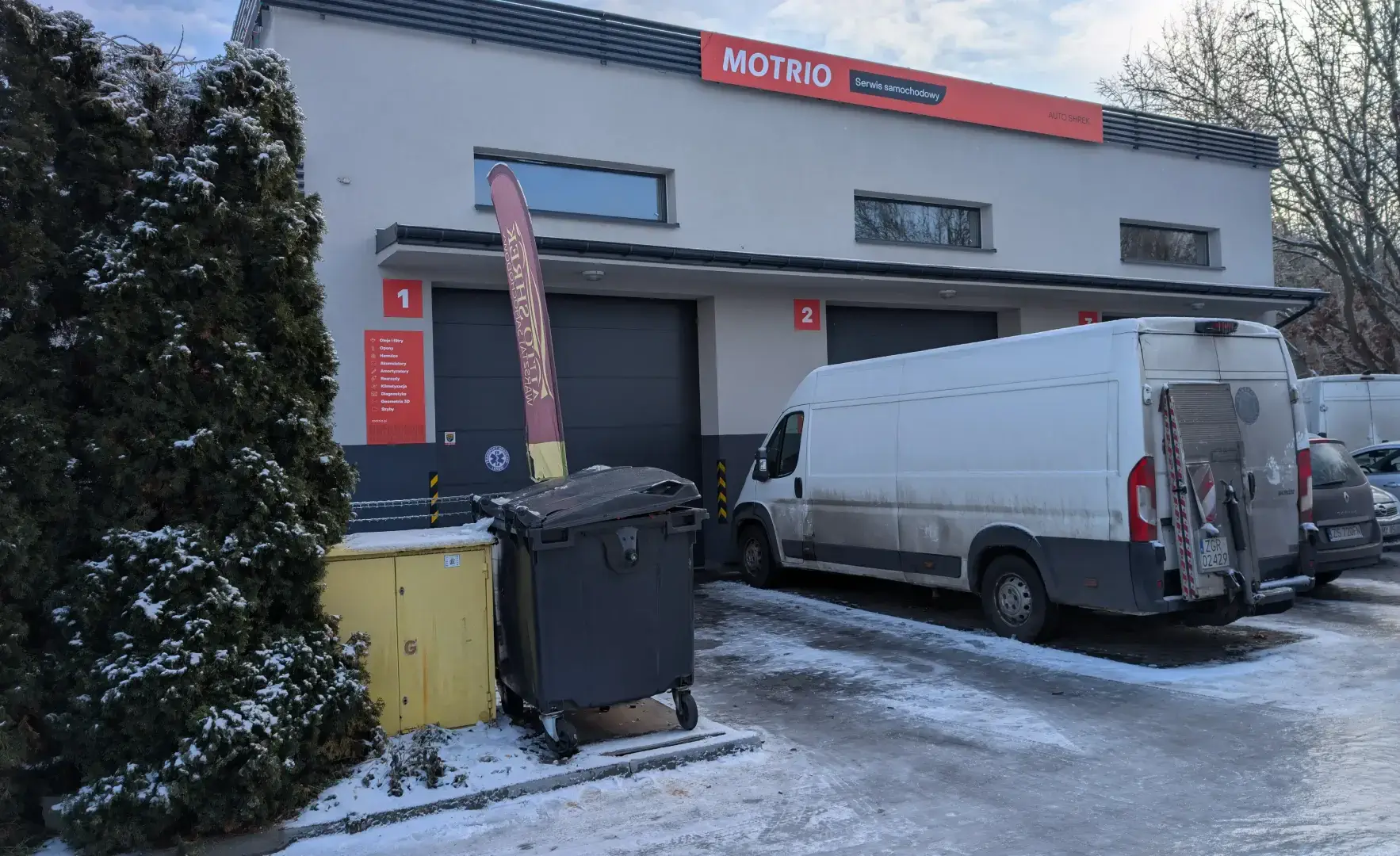 Stanowiska bramowe nr 1 i 2 serwisu samochodowego z obsługiwanym dużym autem dostawczym typu bus.